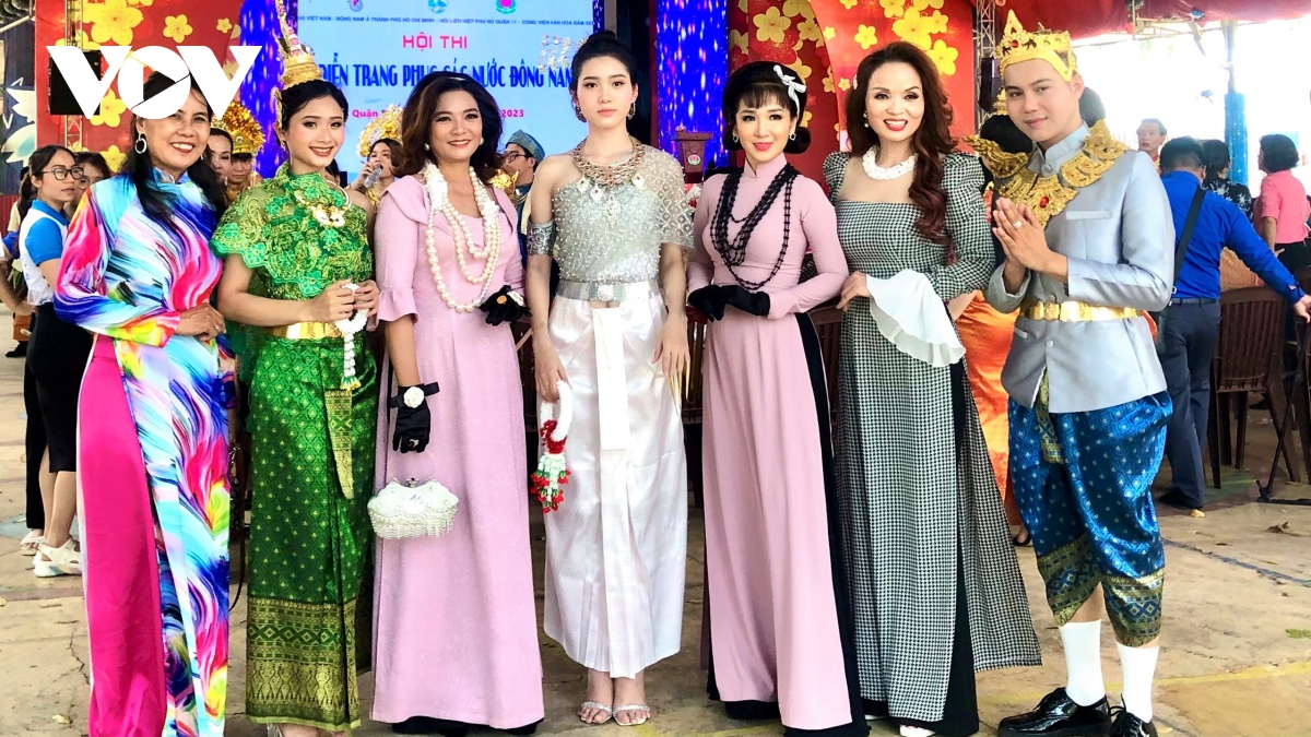 Trình diễn trang phục truyền thống các nước ASEAN